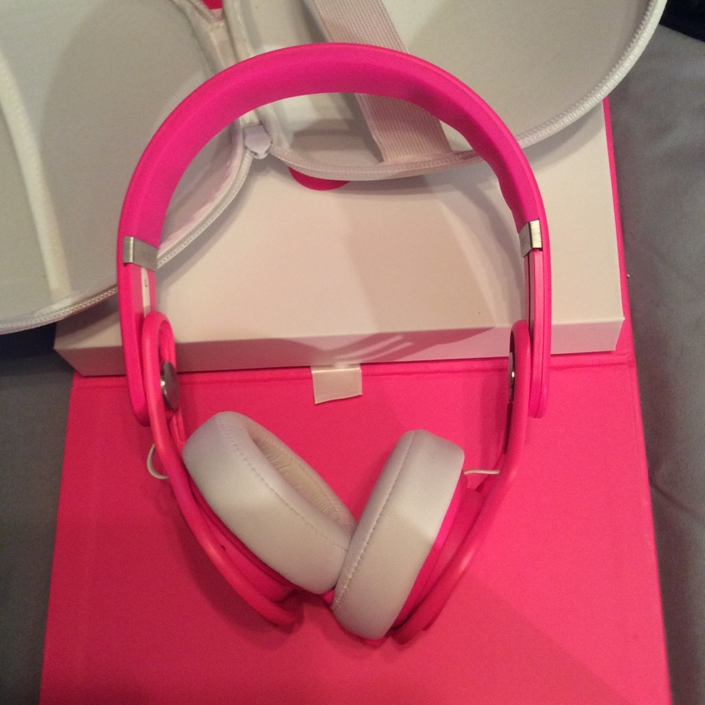 Hot pink BEATS BY DRE